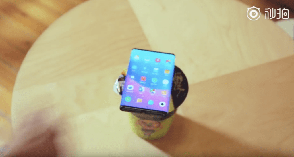 Téléphone pliable Xiaomi // Source : Capture YouTube Téléphone pliable Xiaomi // Source : Capture YouTube
