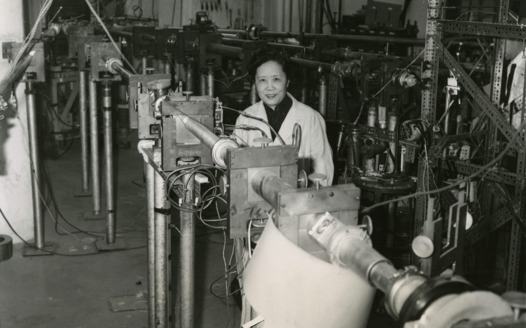 Chien-Shiung Wu en 1963. // Source : Wikimedia/CC/Smithsonian Institution (photo recadrée)