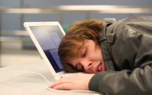 Une personne endormie. // Source : Flickr/CC/Aaron Jacobs (photo recadrée)