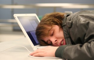 Une personne endormie. // Source : Flickr/CC/Aaron Jacobs (photo recadrée)