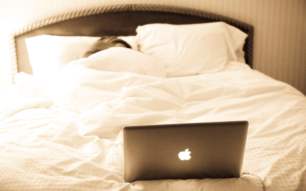 Un ordinateur sur un lit. // Source : Flickr/CC/Jared Tarbell (photo recadrée)