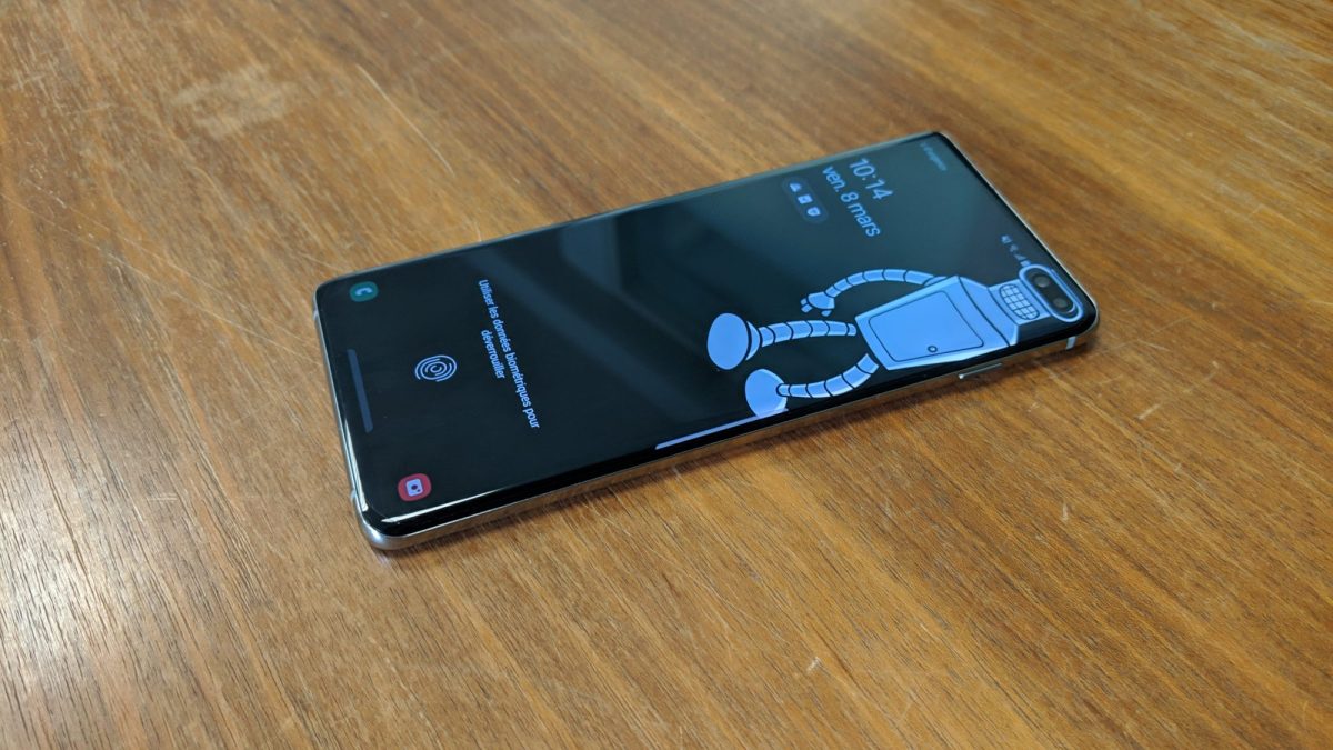 Un Galaxy S10+ de Samsung avec un fond rigolo // Source : Julien Cadot pour Numerama