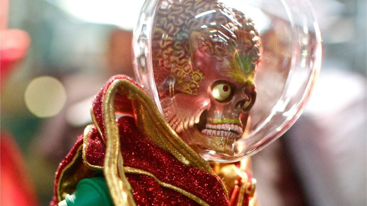 Un extraterrestre du film Mars Attacks. // Source : Flickr/CC/Tasayu Tasnaphun (photo recadrée)