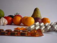 Des médicaments, des fruits et des légumes. // Source : Pixabay (photo recadrée)