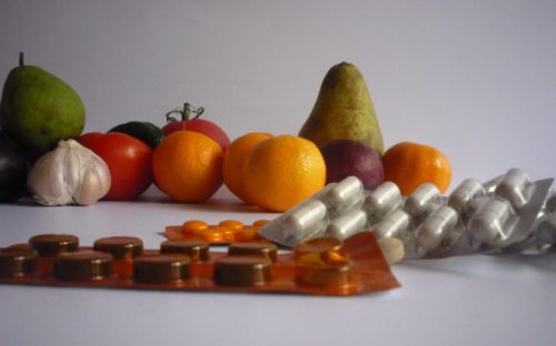 Des médicaments, des fruits et des légumes. // Source : Pixabay (photo recadrée)