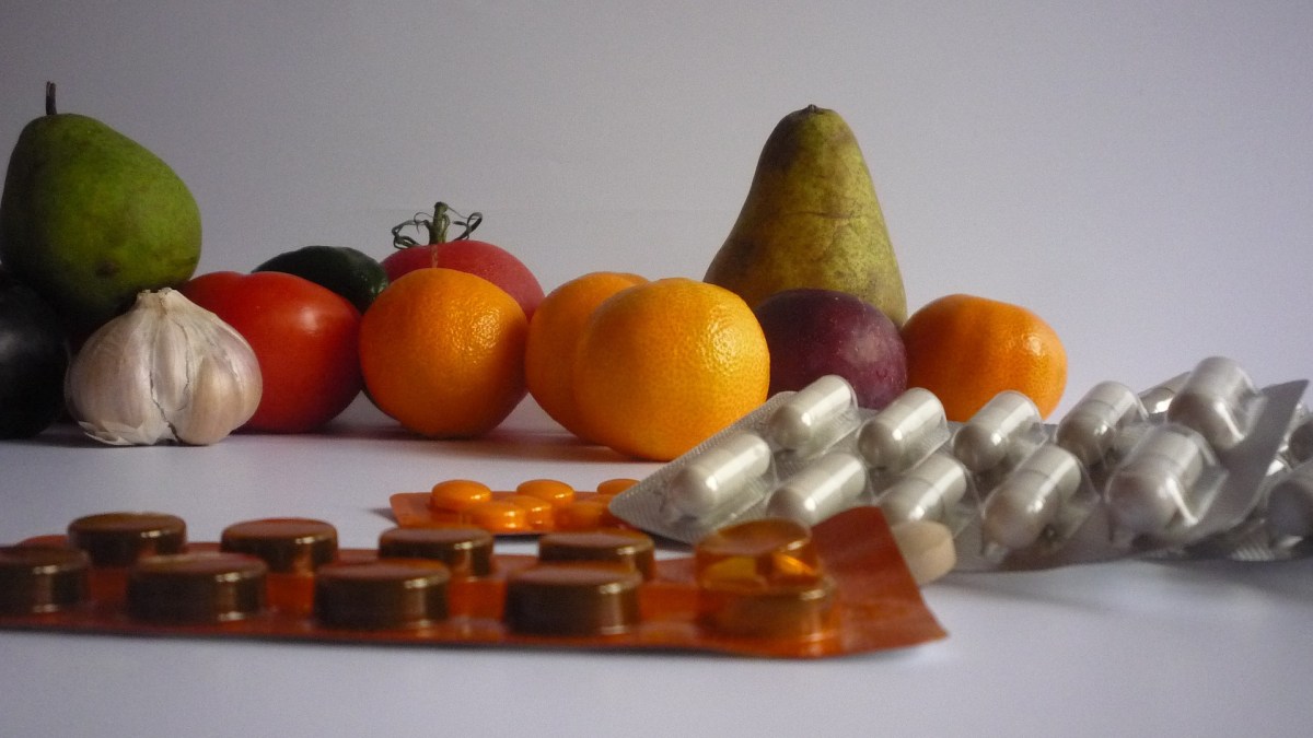 Des médicaments, des fruits et des légumes. // Source : Pixabay (photo recadrée)