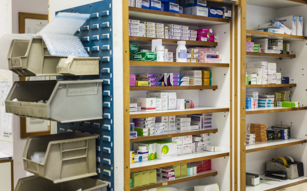 Des médicaments dans une pharmacie. // Source : Pxhere/CC0 Domaine public (photo recadrée)
