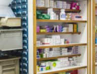 Des médicaments dans une pharmacie. // Source : Pxhere/CC0 Domaine public (photo recadrée)
