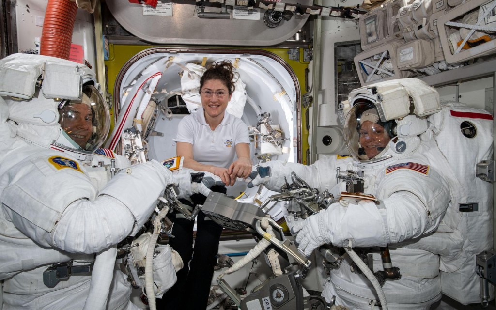 Nick Hague, Christina Koch et Anne McClain à bord de l'ISS. // Source : Nasa (photo recadrée)