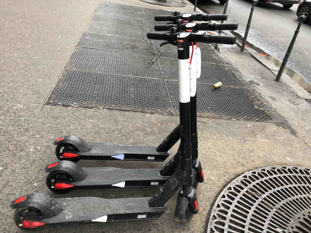 Les nouvelles trottinettes Bird à Paris // Source : Numerama Les nouvelles trottinettes Bird à Paris // Source : Numerama