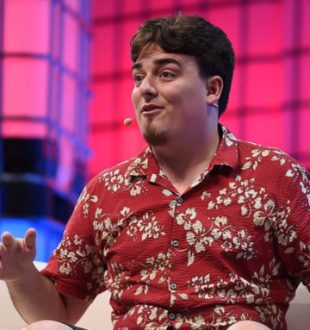 Palmer Luckey lors d'une conférence. // Source : Wikicommons