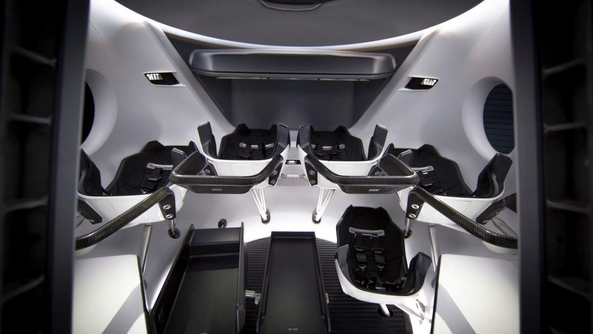 L'intérieur de la capsule Dragon. // Source : Wikimedia/CC/SpaceX Photos (photo recadrée)