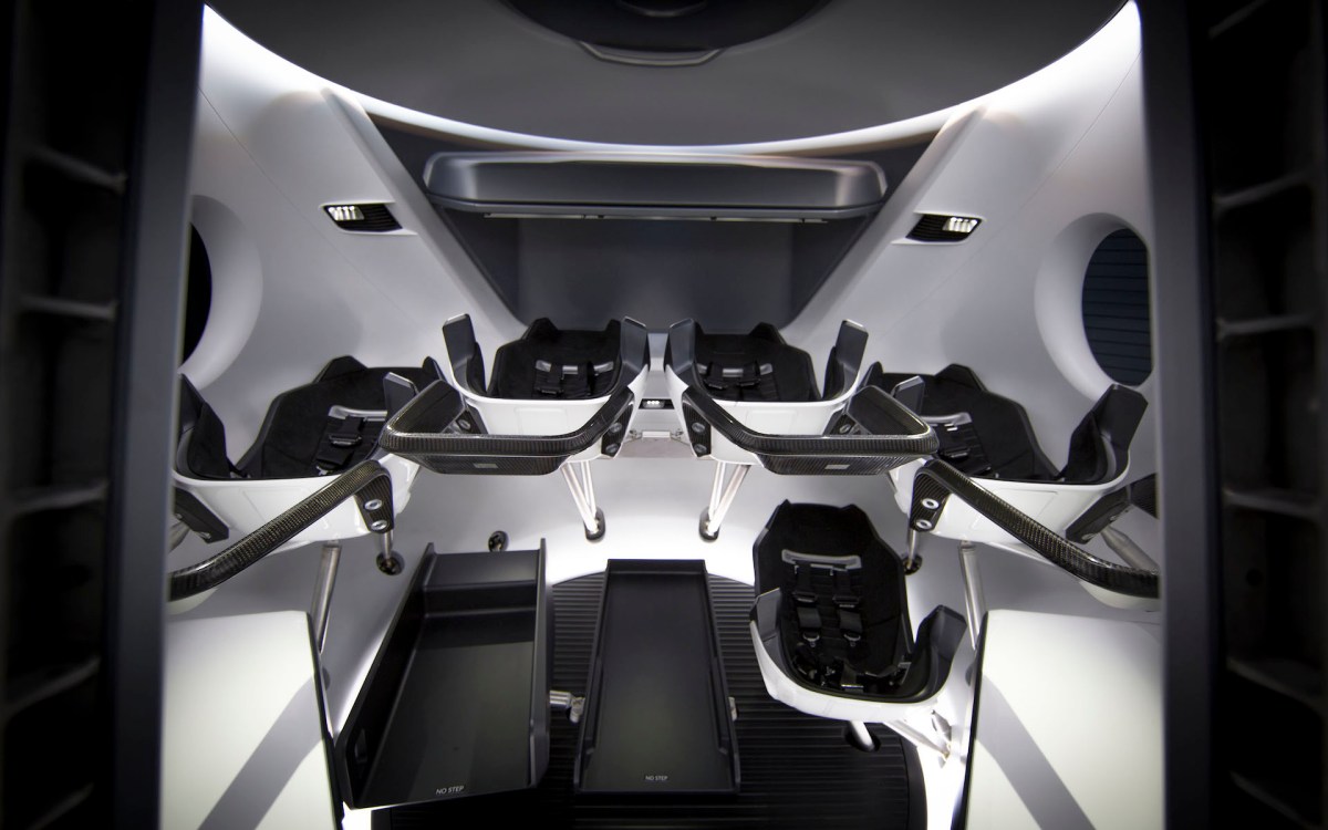 L'intérieur de la capsule Dragon. // Source : Wikimedia/CC/SpaceX Photos (photo recadrée)