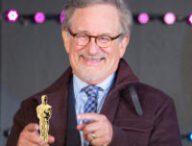 Steven Spielberg, un (faux) Oscar à la main. // Source : Wiki Commons / Montage Numerama