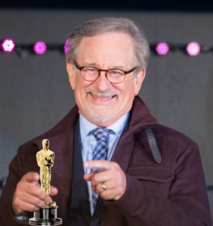 Steven Spielberg, un (faux) Oscar à la main. // Source : Wiki Commons / Montage Numerama