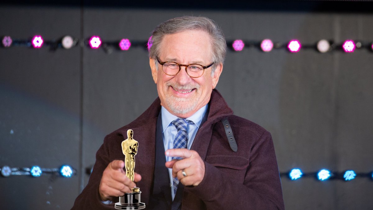 Steven Spielberg, un (faux) Oscar à la main. // Source : Wiki Commons / Montage Numerama