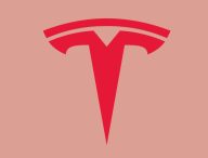 Le logo Tesla // Source : Montage Numerama / Tesla
