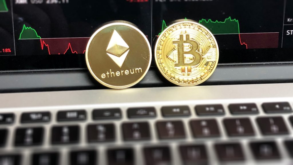 Deux crypto-monnaies : l'Ethereum et le Bitcoin. // Source : Pexels/David McBee