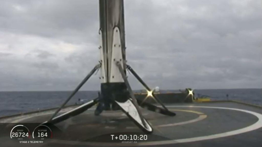 L'étage central, arrivé sur la barge. // Source : SpaceX L'étage central, arrivé sur la barge. // Source : SpaceX