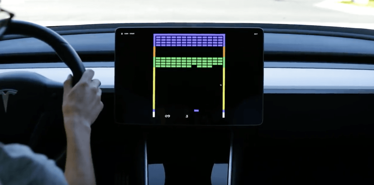 Super Breakout dans les Tesla // Source : YouTube Tesla