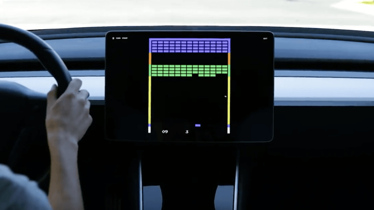 Super Breakout dans les Tesla // Source : YouTube Tesla