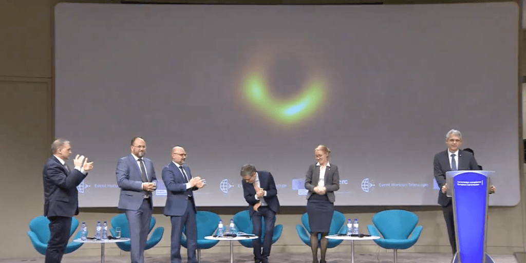 La première image d'un trou noir. // Source : Capture d'écran European Commission