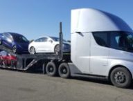 Tesla Semi qui tracte des Model 3 // Source : Tesla