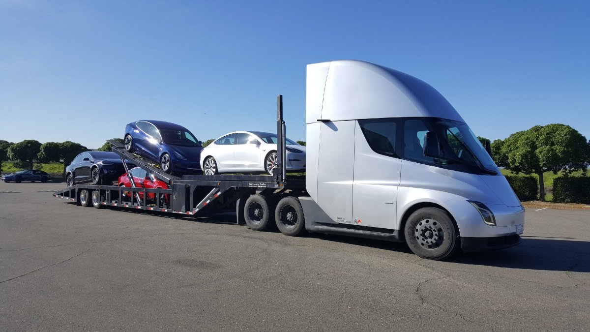 Tesla Semi qui tracte des Model 3 // Source : Tesla