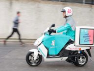 Un scooter Deliveroo. // Source : Deliveroo