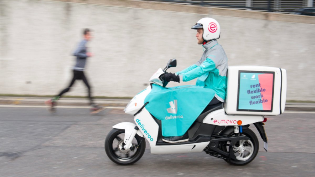 Un scooter Deliveroo. // Source : Deliveroo