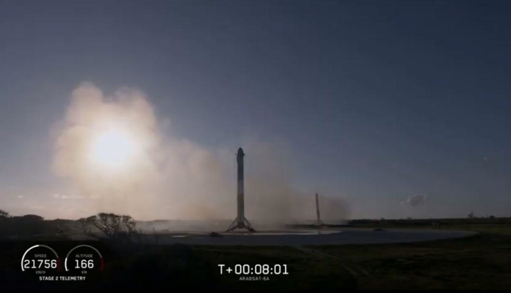 Les boosters latéraux, à Cap Canaveral. // Source : SpaceX Les boosters latéraux, à Cap Canaveral. // Source : SpaceX