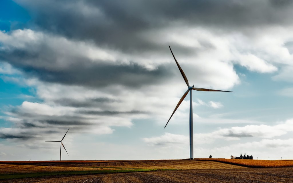 Des éoliennes dans un champ. // Source : Pixabay (photo recadrée)
