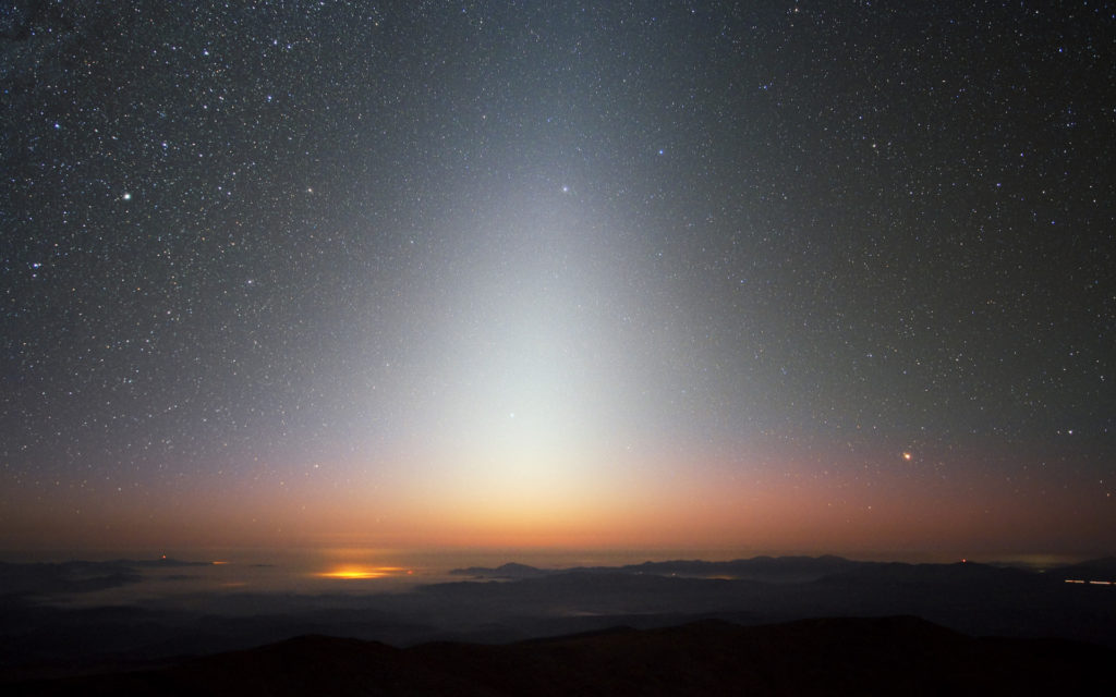 La lumière zodiacale (Chili, 2009). // Source : ESO/Y. Beletsky (photo recadrée)