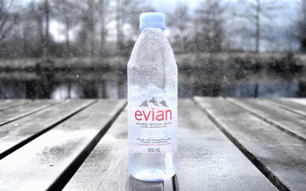 Une bouteille d'Evian. // Source : Pexels (photo recadrée)