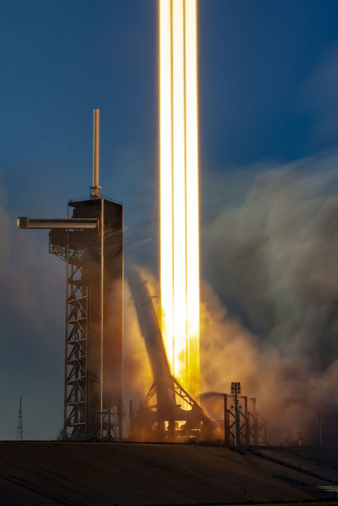 Falcon Heavy SpaceX colonne lumière