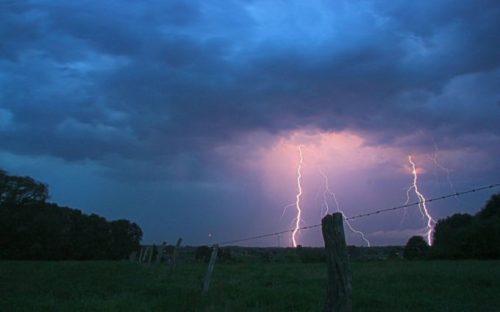 La foudre pendant un orage. // Source : Pixabay (photo recadrée)