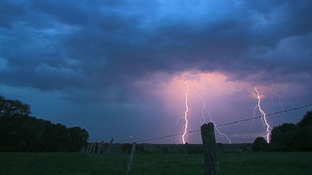 La foudre pendant un orage. // Source : Pixabay (photo recadrée)