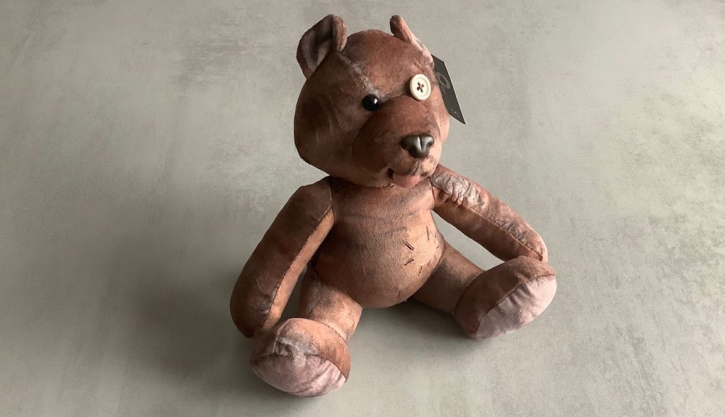 Photo nounours avec un iPad mini 5 // Source : Numerama