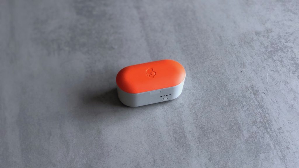 Extérieur du boîtier des écouteurs Skullcandy Push // Source : Numerama Extérieur du boîtier des écouteurs Skullcandy Push // Source : Numerama