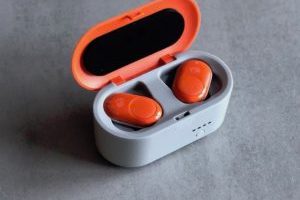 Boîtier des écouteurs Skullcandy Push // Source : Numerama