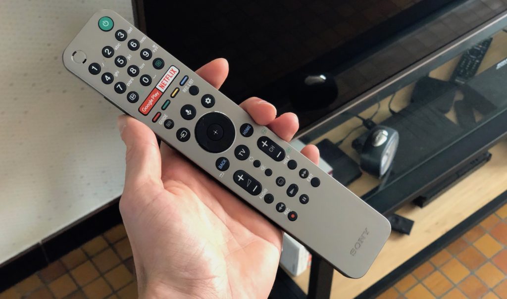 La télécommande du téléviseur Sony 4K 75XG95 // Source : Numerama La télécommande du téléviseur Sony 4K 75XG95 // Source : Numerama