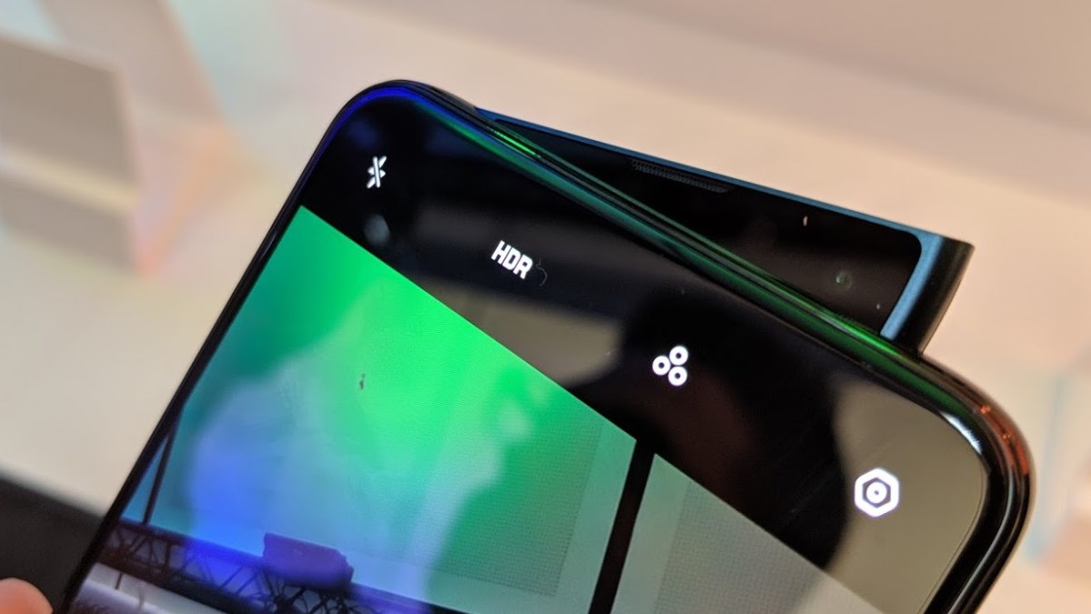 Le tiroir aileron de requin du Oppo Reno // Source : Numerama