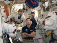 Peggy Whitson, Shane Kimbrough et Thomas Pesquet dans l'ISS en 2017. // Source : Wikimedia/CC/Nasa