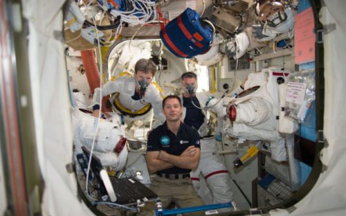 Peggy Whitson, Shane Kimbrough et Thomas Pesquet dans l'ISS en 2017. // Source : Wikimedia/CC/Nasa