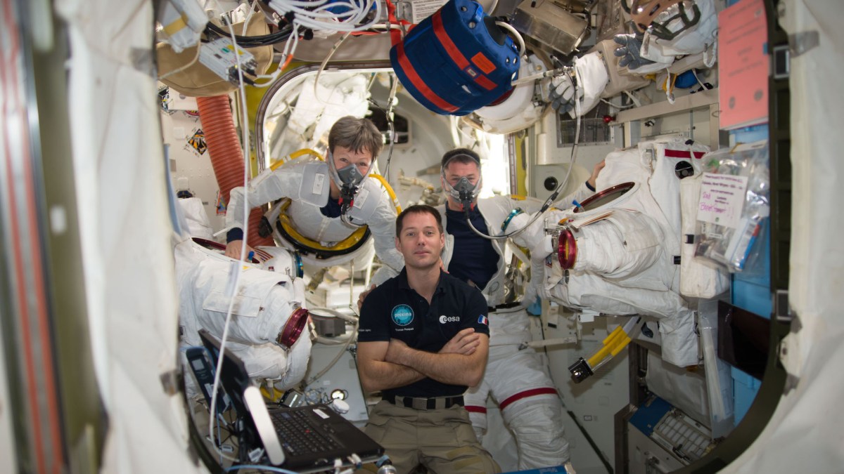 Peggy Whitson, Shane Kimbrough et Thomas Pesquet dans l'ISS en 2017. // Source : Wikimedia/CC/Nasa