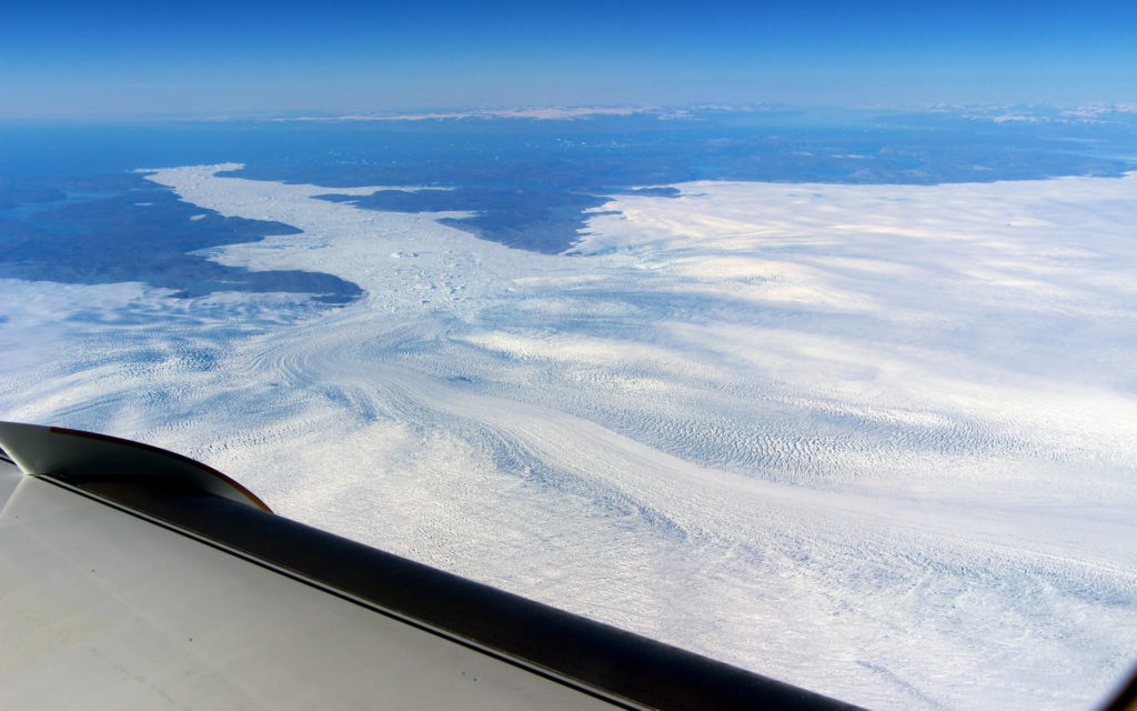 Le glacier Jakobshavn Isbræ. // Source : NASA/John Sonntag (photo recadrée)