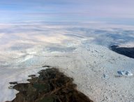Le glacier Jakobshavn Isbræ. // Source : NASA/OIB/John Sonntag (photo recadrée)