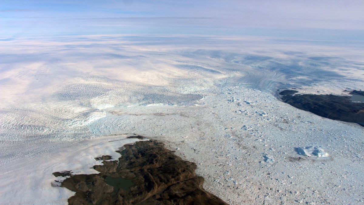 Le glacier Jakobshavn Isbræ. // Source : NASA/OIB/John Sonntag (photo recadrée)