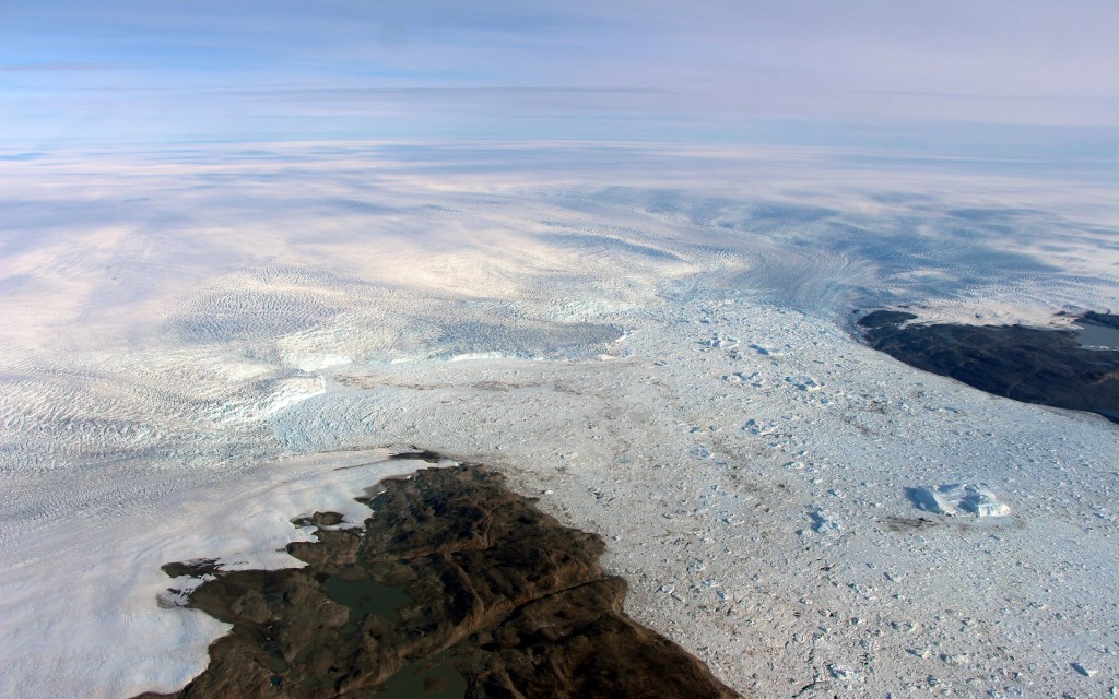 Le glacier Jakobshavn Isbræ. // Source : NASA/OIB/John Sonntag (photo recadrée)
