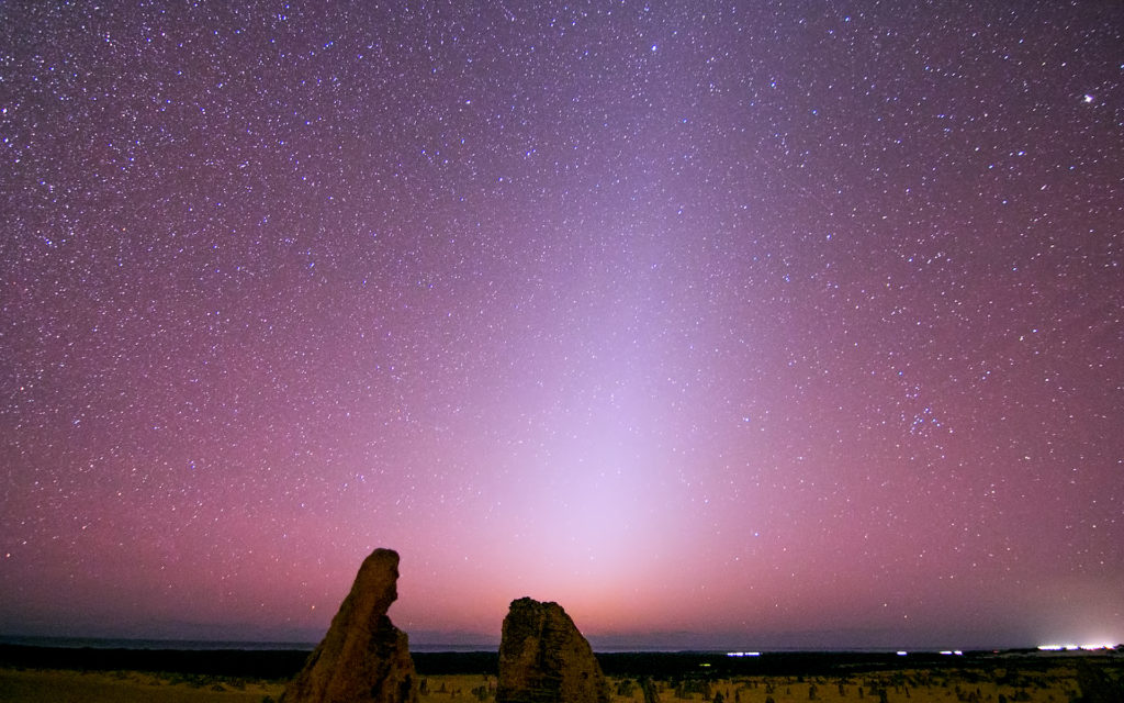 La lumière zodiacale, vue depuis l'Australie. // Source : Flickr/Domaine public/Dylan O'Donnell (photo recadrée)